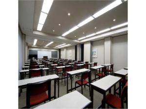 un aula vacía con escritorios y sillas rojas en Kasuga no mori - Vacation STAY 80247v, en Saku