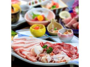 un plato de comida con carne y otros alimentos en Kasuga no mori - Vacation STAY 80247v, en Saku