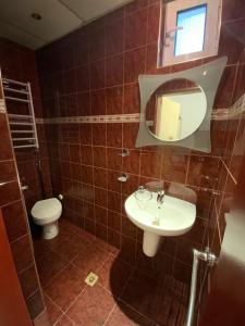 Un baño con inodoro, lavabo y espejo. en 113 in Sofia with 2BR and 2 full bath, en Sofía 16 fotos más