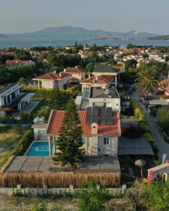 una vista aérea de una casa con piscina en ALAÇATI XL LUXURY HOTEL en Cesme