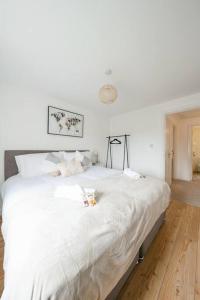 1 dormitorio con 1 cama blanca grande con sábanas blancas en Stylish 2-bed home - For Company contractor and Leisure stays - NEC, Airport, HS2, Contractors, Resort World, en Birmingham