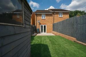 a backyard with a fence and a house at Stylish 2-bed home - For Company contractor and Leisure stays - NEC, Airport, HS2, Contractors, Resort World in Birmingham