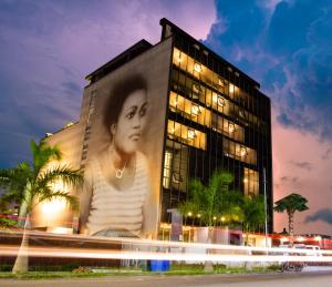 Kwarleyz Residence, Accra في آكرا: مبنى عليه صورة امرأة
