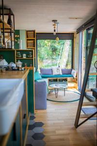 uma sala de estar com um sofá e uma mesa em Inspire Tiny em Saint-Laurent