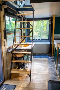 Camera con scala, tavolo e vasca. di Inspire Tiny a Saint-Laurent