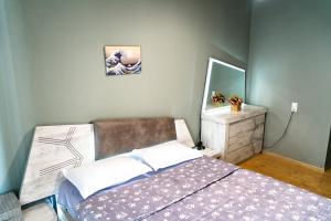 سرير أو أسرّة في غرفة في My Home in Tsinandali