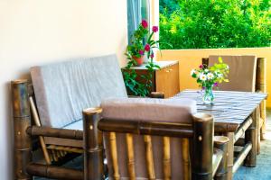 einen Tisch und Stühle auf einer Terrasse mit einem Tisch und Blumen in der Unterkunft My Home in Tsinandali in Tsinandali