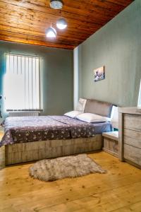 Schlafzimmer mit einem Bett, einem Fenster und einem Teppich in der Unterkunft My Home in Tsinandali in Tsinandali