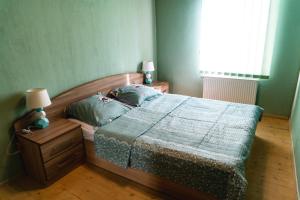 سرير أو أسرّة في غرفة في My Home in Tsinandali