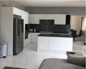 Kuchyň nebo kuchyňský kout v ubytování Belle Luxury Apartments