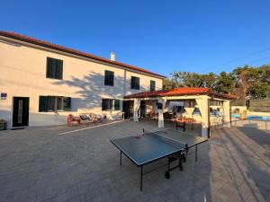Stolní tenis v ubytování Holiday Home Calma nebo okolí