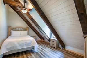 um quarto com uma cama e uma ventoinha de tecto em Enchanted Forest Retreat em Dandridge