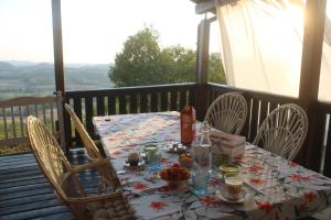 einen Tisch auf dem Balkon mit einem Tisch und Stühlen in der Unterkunft Bed and Breakfast La Casa del Sole in Momperone