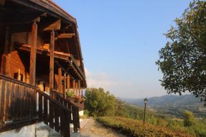 a building with a view of a mountain at Bed and Breakfast La Casa del Sole in Momperone