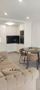 una sala de estar con un sofá y una mesa en Sunset Beach II, en Santa Pola 4 fotos más