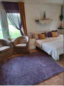 1 dormitorio con cama, sofá y alfombra en Cozy 4-bedroom villa free parking big garden ++, 