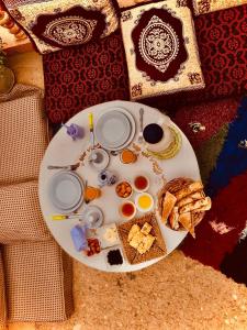une table avec une plaque de nourriture dans l'établissement Hôtel panoramique de la vallée, à Aït Idaïr