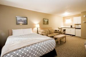 A bed or beds in a room at Bow River Inn