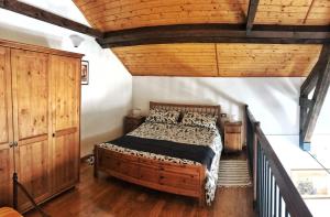 una camera con letto e soffitto in legno di La Stazione a Premeno