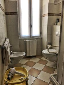 een badkamer met 2 toiletten en een wastafel bij La Stazione in Premeno