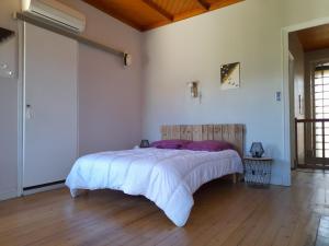 מיטה או מיטות בחדר ב-Maison de village avec cour intérieure et terrasse