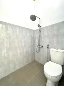 een badkamer met een toilet en een douche bij ElBanna FAmily Home syariah 5BR in Malang