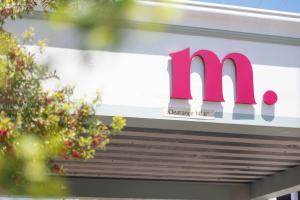 Un cartel de McDonald's en el lateral de un edificio. en Mulberry, a Wyndham Hotel, en Vicksburg