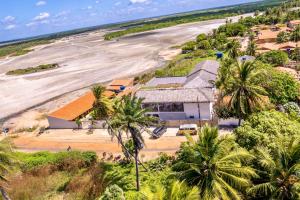 - une vue aérienne sur un bâtiment et une plage dans l'établissement Pousada Ventos do Norte, à Barra Grande