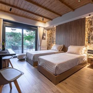een slaapkamer met 2 bedden, een bureau en een raam bij A&N Athens Luxury Apartments - Akadimou in Athene