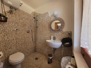 ein Badezimmer mit einem Waschbecken, einem WC und einem Spiegel in der Unterkunft MONTEMAGNO in Sant'Agnello