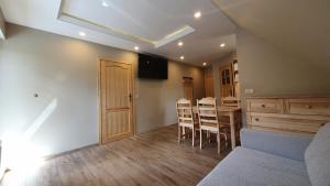 Televízia a/alebo spoločenská miestnosť v ubytovaní Apartament Orkisz
