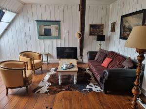 ein Wohnzimmer mit einem Sofa und einem Couchtisch in der Unterkunft Bed & Breakfast De Koegang in Zuidermeer