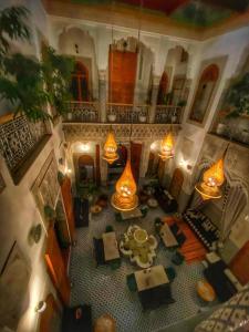 uma vista superior de uma sala de estar com candeeiros em Riad Fes Nass Zmane em Fez