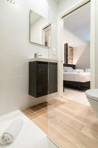 A bed or beds in a room at Ultreia Seven Rooms by Adeloló