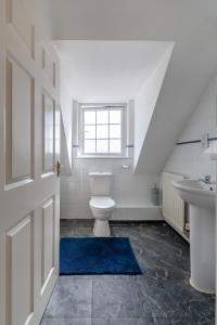 łazienka z toaletą, umywalką i oknem w obiekcie NEWCASTLE CITY CENTRE TOWN HOUSE free parking and wifi w mieście Newcastle upon Tyne