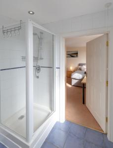 Łazienka z kabiną prysznicową obok sypialni w obiekcie NEWCASTLE CITY CENTRE TOWN HOUSE free parking and wifi w mieście Newcastle upon Tyne