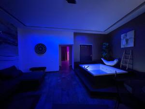 ヴィエステにあるRelais Viestiの青い部屋(バスタブ、ソファ付)