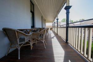 een veranda met stoelen en tafels op een balkon bij Allawah Bendigo in Bendigo