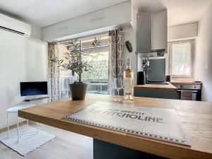 - une cuisine avec un comptoir en bois dans l'établissement La Pitcholine : Superbe studio au Vieux-Port, à Marseille