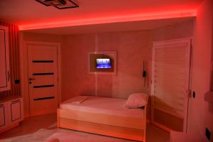 A bed or beds in a room at Pansion Eden