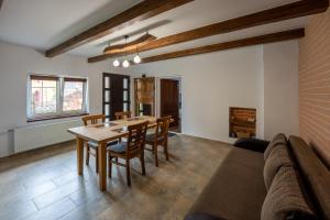 sala de estar con mesa de madera y sillas en Casa Rustik Danes en Daneş