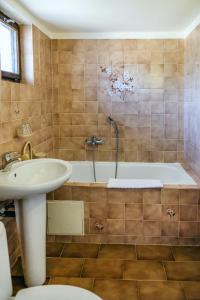 卡羅維發利的住宿－Pension Clara，浴室配有盥洗盆和浴缸。
