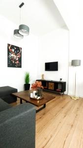 - un salon avec un canapé et une table dans l'établissement DOWN TOWN Luxurious Apartments (4), à Alexandroúpolis