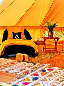 ClodockCAYORETREAT LUXURY BELL TENT的帐篷里有一张床的卧室