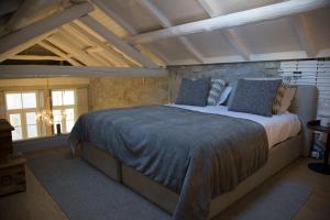 a bedroom with a large bed in a room at TOP Porto in Porto