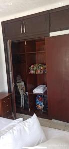 Cette chambre comprend un lit et une armoire en bois. dans l'établissement Bahia Smir, à Dar Merah Deriba