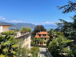 una casa con vistas al agua en Villa Vittoria en Stresa