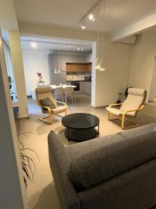 Kuchyňa alebo kuchynka v ubytovaní Fofi's City Center Apartment + 17 fotografií