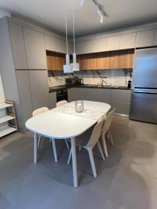 Kuchyňa alebo kuchynka v ubytovaní Fofi's City Center Apartment