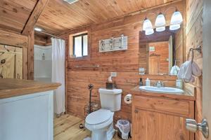 Ванна кімната в Chic Thorndale Cabin with Fire Pit and Paddleboat!